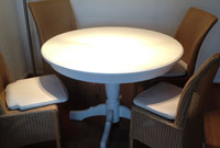 Lackierter Tisch in weiß